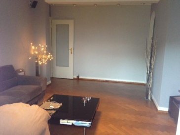 Situé dans le quartier de l'orangerie à côté du parc de l'orangerie, plan d'eau et à deux pas des institutions européennes. (Palais des droits de l'homme et Conseil de l'Europe et Parlement Européen)
Tout en étant dans un cadre verdoyant.
Appartement de 68 m2, lumineux et entièrement rénové avec goût et style.
Il se compose d'un hall d'entrée, d'une cuisine équipée moderne avec plan de travail en granite, living, salle de douche avec douche italienne, wc séparé, 2 chambres et 2 terrasses et un garage fermé.
charges 300 Euro 

