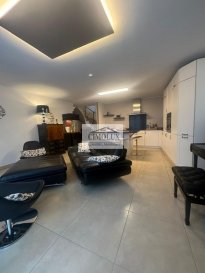 Cimolux vous présente en exclusivité ce magnifique duplex de 130 m² situé à Aspelt.

Ce bien généreux et parfaitement exposé offre un cadre de vie idéal. Il se compose de 4 belles chambres baignées de lumière, dont 3 revêtues de parquet massif, ainsi que de 3 placards encastrés conçus sur mesure par un menuisier. La cuisine moderne et haut de gamme, entièrement équipée et dotée d'un îlot central, s'ouvre harmonieusement sur un vaste séjour convivial. Vous y trouverez également une salle de douche avec WC et une salle de bain avec WC. Un élégant escalier mène à l'étage, tandis qu'une agréable terrasse complète cet espace de vie.

Pensé pour le confort quotidien, l'appartement bénéficie de larges baies vitrées offrant une luminosité exceptionnelle. Toutes les pièces sont équipées de moustiquaires rétractables. Les volets électriques et le triple vitrage assurent une isolation thermique et acoustique optimale.

Une cave, deux emplacements de parking intérieur, un local commun pour les machines à laver, un espace dédié aux vélos ainsi qu'un ascenseur viennent parfaire ce bien.

Ce duplex allie modernité, fonctionnalité et qualité de vie. Une opportunité rare dans un environnement calme et recherché, à proximité immédiate des commodités : écoles fondamentales, maison relais et deux crèches accessibles en moins de 200 mètres. L'arrêt de bus, situé à moins de 10 minutes à pied, dessert notamment Luxembourg Ville, Bettembourg, Mondorf-les-Bains, Remich et Perl.

Un lieu de vie idéal pour une famille en quête d'espace et de sérénité.

Pour plus de photos veuillez visiter notre page www.Cimolux.lu

Pour plus d'informations veuillez contacter l'agence au près du +352 621 715 066

Pour l'obtention de votre crédit, notre relation avec nos partenaires financiers vous permettront d'avoir les meilleurs conditions.