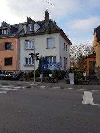 Maison à rénover, faisant 158 m2 de surface habitable. Gros \'uvres de bonne qualité, permettant une belle remise en valeur.<br>Actuellement la maison comporte 2 logements séparés, comprenant chacun un salon-salle à manger, cuisine, salle de bain et une chambre à coucher. 2 chambres supplémentaires se trouvent sous les combles.<br>Au sou sol se situe les caves et un garage pour une voiture et l\'accès au jardin.<br>Toute commodité et gare ferroviaire à quelques minutes à pied. <br />Ref agence :725966