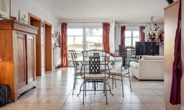 
Ce lumineux appartement de ± 106m² dont 85m² habitables, orienté plein sud, se situe au centre du village de Hobscheid dans une rue au calme. Construit en 2003 l’immeuble a un ascenseur et est en très bon état.
 
Il se compose comme suit :
 
Au rez-de-chaussée surélevé : d’une entrée de ± 8m² ; d’un vestiaire de 2m² ; d’un wc séparé ; d’un grand séjour de ± 41m² (avec sa cuisine équipée ouverte et son coin salle à manger) ; d’un balcon de ± 5m² avec un accès depuis le séjour ; de 2 chambres de ± 12 et 11m² ; d’une salle de douche (à l’italienne) de ± 8m².
 
Au rez-de-jardin : d’une cave de ± 8m² ; d’un garage (emplacement) de ± 16m² ; d’un local vélos et d’une buanderie commune.
 
Généralités :
 
Au calme avec un accès aisé (une minute) pour les transports en commun.
Passeport énergétique F – E
Double vitrage, volets manuels
