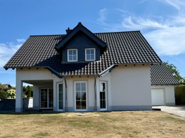 Modernes Einfamilienhaus mit großem Garten und hochwertiger Ausstattung

Baujahr 2009 | ca. 180 m² Wohnfläche | voll unterkellert | Top-Zustand

Objektbeschreibung

Dieses massiv gebaute Einfamilienhaus aus dem Jahr 2009 präsentiert sich in einem hervorragenden Zustand und vereint moderne Ausstattung mit durchdachtem Wohnkomfort. Mit einer großzügigen Wohnfläche von ca. 180 m², voll gefliestem Keller und einem weitläufigen Garten mit Mähroboter bietet die Immobilie ein ideales Zuhause für Familien, die Wert auf Qualität und Funktionalität legen.

Das Haus überzeugt durch seine helle Architektur, große Fensterflächen mit Doppelkunststoffverglasung sowie mehrere Terrassenbereiche (ca. 15 m² vorne und ca. 25 m² auf der Rückseite), die zum Entspannen im Freien einladen.

Ausstattung & Highlights

Wohnfläche: ca. 180 m²
Baujahr: 2009
Grundstück: großzügig mit gepflegtem Garten, inklusive Mähroboter
Bauweise: massiv, voll unterkellert, komplett gefliest
Technik & Heizung
Brennwert-Öl-Zentralheizung mit 4.000-Liter-Tanks
Teilweise elektrische Rollläden
Holzofenanschluss im Wohnzimmer
Fußbodenheizung im Obergeschoss

Räume & Aufteilung
Erdgeschoss:
Eingangsbereich mit Gäste-WC
Großzügiges Wohnzimmer mit Zugang zur Terrasse und Holzofenanschluss
Moderne Einbauküche mit Theke und angrenzendem Vorratsraum
Esszimmer mit direktem Gartenzugang

Obergeschoss:
Schlafräume mit gefliesten Böden
Badezimmer mit moderner Ausstattung
Praktischer Wäscheschacht

Keller:
Komplett gefliest
Separater Dusch-/WC-Bereich
Vielfältig nutzbare Räume (Hobby, Büro, Abstellflächen)

Weitere Besonderheiten
Garage mit elektrischem Rolltor
Direkter Durchgang von der Garage ins Haus, in den Keller und in den Eingangsbereich
Regenwasserzisterne (6.000 Liter) mit Hauswasserwerk, in der Garage installiert
Zwei großzügige Terrassenflächen (ca. 15 m² vorne, ca. 25 m² hinten)
Holztreppe ins Obergeschoss

Fazit

Ein modernes, top gepflegtes Einfamilienhaus, das durch seine hochwertige Ausstattung, die durchdachte Raumaufteilung und den großzügigen Garten überzeugt. Perfekt für Familien, die ein sofort bezugsfertiges Zuhause mit hohem Wohnkomfort suchen.
