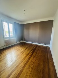A LOUER APPARTEMENT DE TYPE F3 A MONTIGNY LES METZ
au 1er étage 

il est composé:

SALON SEJOUR avec parquet

2 CHAMBRES / SDB avec douche
CUISINE
CHAUFFAGE GAZ

Libre le 07/03/2023
