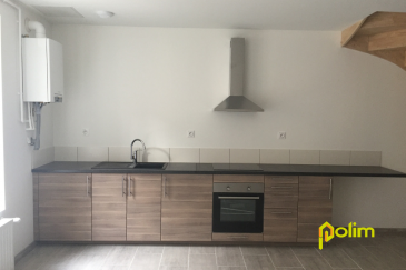 Très bel appartement F4 avec cour privative.  Appartement de type F4 duplex avec grande cour privative - 53, rue Fabvier 54700 PONT A MOUSSON comprenant :
 Cuisine équipée ouverte sur salon/séjour, 3 chambres (dont 1 chambre parentale avec salle d'eau privative), dégagement, SDB, 2 WC, grande cour privative
 Chauffage individuel gaz - 106,73 m2 - Libre à la location le 1er février 2026
 Les informations sur les risques auxquels ce bien est exposé sont disponibles sur le site Géorisques : www.georisques.gouv.fr