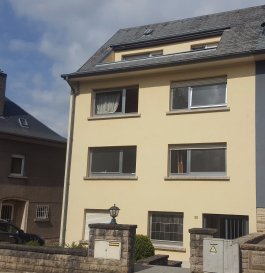 TEMPOCASA Strassen vous propose une chambre de 11 m² en location dans cette belle maison entièrement rénovée à Dudelange. La maison se situe dans un quartier très calme, proche du centre-ville.

Parties communes: 
cuisine, un living, une salle de fitness, salles de douches, un balcon spacieux et internet.

Une connexion internet est à disposition de tous les locataires.
Le loyer est de 700€ charges comprises.

D’autres chambres de 11 m² à 20 m² et dont le prix varie entre 700€ et 850€ sont disponibles.


NOUS RECHERCHONS CONTINUELLEMENT DES BIENS POUR SATISFAIRE NOS CLIENTS. 
ESTIMATIONS GRATUITES ET SANS ENGAGEMENTS. 
TOUTE L'EQUIPE DE TEMPOCASA RESTE A VOTRE DISPOSITION POUR PLUS D'INFORMATIONS
