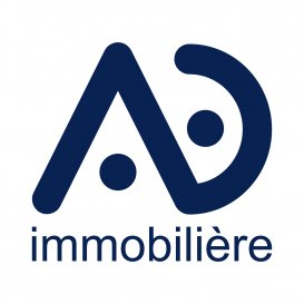 Superbe appartement lumineux de +/- 79 m² avec 2 terrasses de +/- 20 m² et 14 m², ACCESSIBLE AUX PERSONNES A MOBILITE REDUITE, comprenant :

- Hall d'accueil.
- Grand salon et salle à manger avec accès de plein pied aux terrasses et au jardin privatif de +/- 125 m².
- Cuisine équipée ouverte sur salle à manger.
- 2 chambres à coucher dont une avec accès aux terrasses.
- Salle de bains avec baignoire, lavabo, WC et douche à l'italienne.
- Wc séparé.
- Parking intérieur pour 1 voiture.
- Buanderie commune.
- Sur le même étage que l'appartement et situé à proximité immédiate, une pièce en annexe de +/- 21 m² entièrement aménagée pouvant servir de rangement, bureau, local loisir, espace fitness.

L'appartement est situé sur l'arrière de la résidence au calme sans aucune vue sur la rue.

Les terrasses sont accessibles depuis pratiquement toutes les pièces de l'appartement.

Prestations de qualité : de nombreux placards et dressings ont été aménagés sur mesure, système d'alarme, système de vidéosurveillance extérieur, domotique, etc.

L'EXERCICE D'UNE PROFESSION LIBERALE EST AUTORISE DANS L'APPARTEMENT ET EGALEMENT L'ETABLISSEMENT DU SIEGE SOCIAL D'UNE SOCIETE.

Passeport énergétique B/C.
