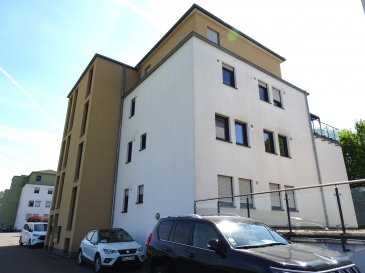 Attention ! Aucune commission pour l'acheteur !
Appartement très calme avec grande terrasse et superbe vue plein sud


Construit en 2014 selon des normes adaptées aux seniors, l'immeuble comprend 9 logements. L'appartement se situe au 1er étage et est facilement accessible par ascenseur. La pièce de vie, spacieuse, réunit salon et salle à manger et s'ouvre sur une cuisine moderne, avec un accès direct à la terrasse ensoleillée de 15 m². Deux chambres, une salle de bains avec douche, des toilettes séparées ainsi qu'un grand débarras avec raccordement pour lave-linge complètent l'ensemble. La terrasse est équipée d'un store électrique et aucun bâtiment ne fait face à la résidence. L'appartement dispose d'un chauffage au sol, de fenêtres à triple vitrage et de volets roulants électriques. Le logement comme la résidence sont présentés dans un très bon état général. À l'avant, une grande pelouse et de nombreuses places de stationnement sont à disposition des résidents et des visiteurs. Au sous-sol, vous bénéficierez d'une cave privative et d'un local à vélos. Une place de parking en garage souterrain peut être louée ou, selon disponibilité, achetée.
La résidence fait partie de la Seniorengalerie Moselpark. Les habitants peuvent profiter des services proposés ainsi que du restaurant. En cas de besoin, un raccordement au système d'appel d'urgence est également possible.
Perl compte parmi les communes les plus recherchées, directement à la frontière luxembourgeoise ? nichée au cœur des célèbres vignobles et sur les rives romantiques de la Moselle, avec de nombreux chemins de promenade. Les commerces et la piscine se trouvent à proximité immédiate. La desserte en bus est bonne et l'accès à l'autoroute n'est qu'à 2 km. La commune dispose également d'une gare avec liaison vers Trèves.