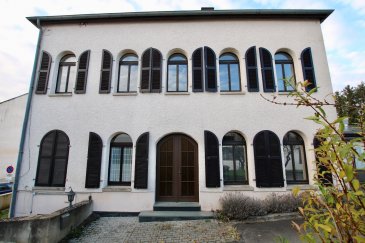 Avis aux investisseurs !

Immeuble de rapport à 3 appartements d'une surface habitable totale de 300m2 sise sur un terrain de 9,93ares.
Derrière la bâtisse se trouve un hangar industriel ( chauffé ) d'environ 240m2 avec des surfaces bureaux pas aménagées.

La maison est agencée comme suit :

-1er appartement au rez-de-chaussée :

Hall d'accueil, cuisine équipée, salon et salle à manger, véranda/jardin d'hiver avec poêle à bois, salle de douche avec WC, 2 chambres à coucher, débarras, surface approximative 148m2

-2e appartement ( 78m2 ) au 1er étage :

Hall d'entrée, cuisine équipée, living, 2 chambres à coucher et une salle de bains

-3e appartement mansardé ( 75m2 ) au 2e étage :

Hall d'entrée, cuisine équipée, living, 2 chambres à coucher et une salle de bains

- Sous-sol :

Surface de stockage et de rangement, local chaufferie et cave à vins

Les 2 appartements aux étages sont accessibles par une entrée séparée.

2 garages

Pour de plus amples explications veuillez contacter notre bureau.