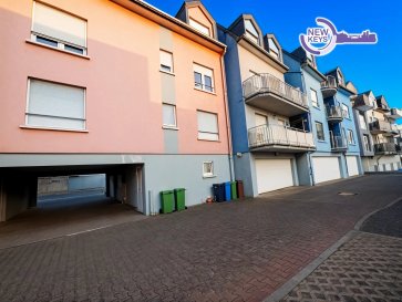Newkeys vous propose à la vente ce charmant appartement rénové situé au 1er étage sans ascenseur. 

Idéalement situé côté arrière de la rue, l'appartement se présente comme suit :

- 2 chambres de ±10 m² et ±14 m²

- Salle de bain double vasque, douche et WC

- Cuisine équipée ouverte sur le séjour

- Séjour lumineux orienté sud-ouest avec accès à un balcon de ±4 m²


Atouts supplémentaires:

-Mobilier en très bon état (possibilité de reprise)

-Cave privative de ±9 m²

-Grand jardin privatif clôturé, accessible par l'arrière du bâtiment (avec barbecue en pierre et abri de jardin alimenté en électricité)

-Emplacement de parking extérieur privé


Localisation:

Situé sur la route principale, le bien bénéficie d’un accès direct à toutes commodités. L’arrêt de bus est à moins d’une minute à pied, facilitant vos déplacements.

>>>> Contactez-nous au 691 216 830 ou par e-mail : smarrocco@newkeys.lu pour toute information complémentaire ou pour organiser une visite.

------------------------------------------

Les prix s'entendent frais d'agence inclus dans le prix et payable par le vendeur.
Nous recherchons en permanence pour la vente et pour la location, des appartements, maisons,
terrains à bâtir pour notre clientèle déjà existante.
N'hésitez pas à nous contacter si vous avez un bien pour la vente ou la location.
Estimation gratuite.

**** Découvrez tous nos autres biens sur notre site **** www.newkeys.lu****

 ---------- 
Newkeys offers for sale this charming, recently renovated and partially furnished apartment, immediately available and ideally located in Tétange (municipality of Kayl).

The apartment is laid out as follows:

-2 bedrooms of approx. 10 m² and 14 m²

-Bathroom with double sink, shower, and WC

-Fully equipped kitchen (new fridge, oven, ceramic hob) open to the living room

-Bright living room facing southwest with access to a balcony of approx. 4 m²

Additional features:

-Furniture in very good condition (option to keep)

-Private cellar of approx. 9 m²

-Large fenced private garden

-Private outdoor parking space

-Garden shed with electricity supply

-Stone barbecue

Location:

Located on the main road, the property offers direct access to all amenities. A bus stop is less than a one-minute walk away, making commuting very convenient.

>>>> Contact us at 691 216 830 or by email at smarrocco@newkeys.lu for further information or to arrange a viewing.

---------------------------------------

Agency fees are included in the price and payable by the seller.

We are constantly looking for apartments, houses, and building plots for sale or rent for our existing clientele.
Do not hesitate to contact us if you have a property to sell or to rent.

Free property valuation.

**** Discover all our listings on our website **** www.newkeys.lu
 ****