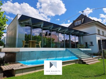 Freistehendes Einfamilienhaus mit großem Garten, Poolbereich und hervorragender Anbindung in der Nähe von Schweich

Dieses freistehende Einfamilienhaus liegt in Schweich-Issel, im Landkreis Trier-Saarburg in Rheinland-Pfalz, und bietet großzügige Wohnfläche, ein angenehmes Wohnumfeld und eine starke regionale Anbindung. Das Objekt befindet sich in Schweich, nur etwa 2 km vom Stadtzentrum Schweichs und rund 13 km von Trier entfernt.

Die Lage verbindet dörflichen Charakter mit praktischer Alltagsnähe. Schweich verfügt über Schulen, Kinderbetreuungseinrichtungen, Sportvereine, lokale Vereine, Geschäfte und Dienstleistungen für den täglichen Bedarf, während die umliegende Region schnellen Zugang zu Trier, Luxemburg und dem weiteren Moselgebiet bietet. Der regionale Bahnanschluss ist etwa 2 km entfernt, die Autobahn A1 ist in rund 3,5 km erreichbar, und der Flughafen Luxemburg liegt etwa 50 km entfernt. Der Flughafen Frankfurt-Hahn ist mit rund 53 km ebenfalls gut erreichbar.

Das Hauptgebäude wurde 1923 errichtet und wurde im Laufe der Jahre regelmäßig modernisiert und angepasst. Es erstreckt sich über mehrere Ebenen und bietet einen geräumigen Grundriss, der sich für das Familienleben, gesellige Anlässe und den praktischen Alltag eignet. Ein Carport mit zwei Stellplätzen wurde 1997 ergänzt.

Die Gartenebene bietet umfangreiche Neben- und Nutzflächen. Das Untergeschoss umfasst einen Waschraum (12 m²), zwei Abstellräume (je 10 m²), eine große Garage (57 m²), einen Eingangsbereich (12 m²), zwei Technikräume (13 m² und 10 m²) sowie einen weiteren Mehrzweckbereich (18 m²) mit Zugang zum Poolbereich.

Im Erdgeschoss bietet das Haus ein besonders großzügiges Wohnambiente. Mittelpunkt dieser Ebene ist der beeindruckende offene Wohn- und Essbereich (71 m²), der reichlich Platz für das Familienleben, Entspannung und gesellige Anlässe bietet. Die separate Küche (17 m²) befindet sich in unmittelbarer Nähe. Zu diesem Geschoss gehören außerdem ein Wohn / Esszimmer (31 m²), ein Eingangsbereich (7 m²), ein separates WC (1 m²) sowie drei Terrassen (16 m², 13 m² und 17 m²), die eine natürliche Erweiterung der Wohnbereiche ins Freie ermöglichen.

Das Obergeschoss umfasst drei Schlafzimmer (17 m², 11 m² und 15 m²), einen Flur (6 m²) sowie ein Badezimmer (4 m²). Der Grundriss bietet praktische Schlafmöglichkeiten für eine Familie, wobei die Zimmer auch als Kinder-, Gäste- oder Arbeitszimmer genutzt werden können.

Das ausgebaute Dachgeschoss bietet weiteren wertvollen Wohnraum. Es umfasst einen Dachbodenraum, ein geräumiges Schlafzimmer (41 m²) sowie ein Badezimmer (10 m²) und bildet damit eine ideale private Suite, einen Gästebereich oder zusätzlichen Familienwohnraum.

Im Laufe der Zeit wurden mehrere wesentliche Modernisierungsmaßnahmen durchgeführt. Die Heizungsanlage komplette in 2022 erneuert sowie die Elektroinstallation und -leitungen. Die Bäder wurden in mehreren Phasen in den Jahren 1998, 2006 und 2011 modernisiert. Im Jahr 2007 wurden die Fenster ersetzt und die Eingangstür restauriert. Die Außenanlagen wurden 2010 modernisiert. Im Jahr 2011 wurde das gesamte Dachgeschoss neu errichtet und in allen Gewerken fertiggestellt, einschließlich einer Verbesserung der Wärmedämmung.

Ein besonderer Vorzug des Anwesens ist die Außenanlage. Das Grundstück ist teils durch Hecken, teils durch eine Mauer eingefriedet und schafft so Privatsphäre und ein klar abgegrenztes Gartenumfeld. Der Zugang zum Eingang und zur Gartenseite ist mit Naturstein gepflastert, was den Außenbereichen eine solide und attraktive Gestaltung verleiht.

An der Vorderseite befindet sich ein Carport mit zwei Stellplätzen in Holzbauweise mit Doppelstegplatten aus Plexiglas. Hinter dem Haus erstreckt sich der gepflegte Garten, der überwiegend als Rasenfläche angelegt ist und durch alte Laub- und Nadelbäume sowie dekorative Bepflanzung ergänzt wird.

Insgesamt bietet dieses Objekt den Charakter eines gewachsenen freistehenden Einfamilienhauses, kombiniert mit großzügigen Raumgrößen, praktischen Nutzflächen, mehreren Terrassen, einem Poolbereich, einer großen Garage sowie hervorragender Anbindung an Schweich, Trier, die Autobahn und Luxemburg. Es eignet sich bestens für Käufer, die ein geräumiges Zuhause in ruhiger und dennoch gut angebundener Lage im Moselgebiet suchen.

Kontakt: Juha Ahonen +352 661 249 476 juha@vanmaurits.lu



Detached Family Home with Large Garden, Pool Area and Excellent Connectivity near Schweich

This detached single-family home is situated in Schweich-Issel, in the Trier-Saarburg district of Rhineland-Palatinate, and offers generous living space, a pleasant residential setting and strong regional connectivity. The property is located in Schweich, approximately 2 km from Schweich town centre and around 13 km from Trier.

The location combines village character with convenient everyday amenities. Schweich offers schools, childcare facilities, sports clubs, local associations, shops and services for daily needs, while the surrounding region provides quick access to Trier, Luxembourg and the wider Moselle area. The regional rail connection is approximately 2 km away, the A1 motorway is reachable within around 3.5 km, and Luxembourg Airport is approximately 50 km away. Frankfurt-Hahn Airport is also easily accessible at around 53 km.

The main building was constructed in 1923 and has been regularly modernised and updated over the years. It spans multiple levels and offers a spacious layout well suited to family life, entertaining and everyday living. A two-space carport was added in 1997.

The garden level provides extensive utility and storage space. The basement includes a laundry room (12 m²), two storage rooms (10 m² each), a large garage (57 m²), an entrance area (12 m²), two utility rooms (13 m² and 10 m²) and a further multipurpose room (18 m²) with access to the pool area.

The ground floor offers particularly generous living spaces. The centrepiece of this level is an impressive open-plan living and dining area (71 m²), providing ample space for family life, relaxation and entertaining. A separate kitchen (17 m²) is located directly adjacent. This floor also includes a living/dining room (31 m²), an entrance hall (7 m²), a separate WC (1 m²) and three terraces (16 m², 13 m² and 17 m²) that serve as natural extensions of the living areas into the outdoors.

The upper floor comprises three bedrooms (17 m², 11 m² and 15 m²), a landing (6 m²) and a bathroom (4 m²). The layout provides practical sleeping accommodation for a family, with the rooms also suitable for use as children's rooms, guest rooms or a home office.

The converted loft offers further valuable living space. It includes a loft room, a spacious bedroom (41 m²) and a bathroom (10 m²), making it an ideal private suite, guest quarters or additional family living space.

A number of significant modernisation works have been carried out over the years. The heating system was completely replaced in 2022, along with the electrical installation and wiring. The bathrooms were updated in several phases in 1998, 2006 and 2011. Windows were replaced and the front door restored in 2007. The exterior areas were modernised in 2010. In 2011, the entire loft level was newly constructed and completed across all trades, including improved thermal insulation.

A particular highlight of the property is its outdoor space. The plot is enclosed partly by hedging and partly by a wall, providing privacy and a well-defined garden setting. The approach to the entrance and the garden side is paved with natural stone, giving the exterior areas a solid and attractive finish.

At the front of the property is a timber-framed carport with two spaces, featuring a double-wall polycarbonate roof. Behind the house, the well-maintained garden is laid predominantly to lawn and complemented by mature deciduous and coniferous trees along with decorative planting.

Overall, this property combines the character of an established detached family home with generous room sizes, practical utility spaces, multiple terraces, a pool area, a large garage and excellent connections to Schweich, Trier, the motorway network and Luxembourg. It is ideally suited to buyers seeking a spacious home in a quiet yet well-connected location in the Moselle region.

Contact: Juha Ahonen +352 661 249 476 juha@vanmaurits.lu