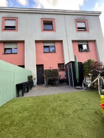 Découvrez ce bien immobilier rénové, idéalement située dans un quartier calme à proximité du centre-ville de Dudelange et du parc Emile Mayrisch. Alliant tranquillité et commodité, cette propriété saura répondre à vos attentes.

Caractéristiques principales :
- Rez-de-chaussée :Hall d'entrée accueillant, buanderie séparée, WC séparé et spacieux débarras avec accès direct à une terrasse privée.
- 1er étage : Séjour lumineux, salle à manger adjacente et grande cuisine équipée.
- 2e étage : Deux chambres à coucher confortables et une salle de bain complète pour tous vos besoins quotidiens.
- Extérieur : Terrasse privée propice à la détente et emplacement extérieur pratique pour votre véhicule.

Détails supplémentaires :
- Surface habitable : +/- 80 m²
- Année de construction : +/- 1980
- Prix demandé : 549,000 €

***Note :*** Le bien est situé sur un terrain avec bail emphytéotique.

Ne laissez pas passer cette opportunité d'acquérir une maison/ un appartement confortable dans l'un des quartiers les plus recherchés de Dudelange.



Entdecken Sie dieses renovierte Anwesen in idealer Lage in einer ruhigen Gegend in der Nähe des Stadtzentrums von Düdelingen und des Emile-Mayrisch-Parks. Dieses Anwesen vereint Ruhe und Komfort und wird Ihre Erwartungen erfüllen.

Hauptmerkmale:
- Erdgeschoss: Einladende Eingangshalle, separate Waschküche, separates WC und geräumiger Abstellraum mit direktem Zugang zu einer privaten Terrasse.
- 1. Stock: Helles Wohnzimmer, angrenzendes Esszimmer und große Einbauküche.
- 2. Stock: Zwei komfortable Schlafzimmer und ein komplettes Badezimmer für alle Ihre täglichen Bedürfnisse.
- Außenbereich: Private Terrasse, ideal zum Entspannen und praktischer Außenbereich für Ihr Fahrzeug.

Weitere Details:
- Wohnfläche: +/- 80 m²
- Baujahr: +/- 1980
- Angebotspreis: 549.000 €

***Hinweis:*** Das Objekt befindet sich auf einem Grundstück mit langfristigem Pachtvertrag.

Lassen Sie sich diese Gelegenheit nicht entgehen, ein komfortables Haus/eine komfortable Wohnung in einer der begehrtesten Gegenden von Düdelingen zu erwerben.