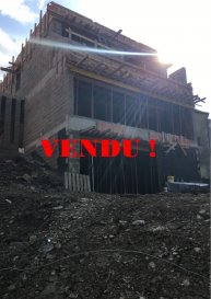 HAUS MAT 3-4 SCHLOFZEMMER ZE VERKAFEN ZU BILSCHDREF (Gemeng Rambrouch)

BK-Immo proposéiert Iech zum Verkaaf en Neibäu (dräi Säiten fräi) mat enger Wunnfläch vun +/- 202 m2 , enger grousser Terrasse vun 21,60 m2, wei och engem groussen privaten Gaart, gebaut op engem Terrain vun 5,73 Ar zu Bilschdref.
Um Rez-de-Chaussée vun desem flotten an charmanten Haus, befennt sech eng grouss an oppen Galerie vun 34,16 m2 wei och eng grouss Garage fir zwee Autoen vun +/- 42,75 m2

Um éischten Stack fannd Dir eng Elterensuite vun 24,99 m2 mat souwuel Dressing, wei och engem Buedzemmer an séparater Toilet. Dëss weideren befannen sech  zwou weider Schlofkummeren inklusivem Buedzemmer op dem genannten Stack.

Dësst luminéist Haus, mat engem qualitativ héijwärteg an harmoneschen Intérieur, gett an enger grénger an roueger Emgéigend gebaut.

Ënnert anerem, besetzt d'Haus dräifach Verglasung wei och Buedemheizung.

Den annoncéierten Verkaafspräis ouni TVA ass ënnert Virbehalt vun der Acceptatioun vum 