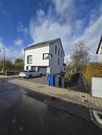 !!!!! Maison exceptionnelle situées à HOSINGEN !!!!!!
        MAISON AVEC APPARTEMENT INTEGRÉ 

Cette maison offre un cadre de vie très cosy,
chaleureux, intime et tranquille

Superbe maison de HAUTE GAMME avec une surface habitable de +/- 303.9m2 sis sur un terrain de 3.44 ares dans une cité très calme à Hosingen.
Cette belle maison neuve et moderne ce compose comme ceci :

- Au rez-de-chaussée on trouve un grand garage pour une voiture, buanderie, et appartement avec entrée complètement séparé de la maison comprenant, Living spacieux/Salle à manger avec espace cuisine donnant vers une belle terrasse et jardin sans vis à vis et clôture, une salle de douche, et une grande chambre à coucher.

- 1er étage vous disposer:
Très beau living/salle à manger, spacieuse cuisine séparée très bien équipée donnant vers une grande terrasse et WC séparée.

- Au 2ème étage:
 Hall de nuit, ainsi que deux belles chambres à coucher, une salle de douche avec fenêtre et WC séparée, grande suite parental avec baignoire et espace dressing.

- Grenier:
Espace technique et rangement/bureau.

La maison dispose de finitions haute de gamme.
Prestations et matériaux de qualité (construction traditionnelle , menuiseries triple vitrage, porte de garage motorisée, portes, sanitaires, carrelages , etc?

Pour plus de renseignements ou une visite (visites également possibles le samedi sur rdv), veuillez contacter le 691 850 805.

Proposition de crédit/financement à taux compétitif d'une banque luxembourgeoise incluse dans nos services gratuit.