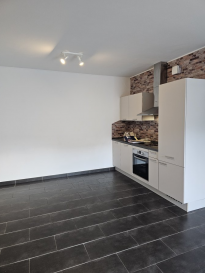 L'agence Chaves vous propose un superbe appartement de 50 m2, situé à Warken (Ettelbruck). L'appartement se trouve au 1e étage d'un bâtiment de 4 étages, avec ascenseur. Il se compose comme suit: Hall d'entrée, W.C. séparé, coin machine à laver, Cuisine équipée + Living donant sur un beau balcon, 1 chambre à coucher avec salle de bains privative, Bureau ou rangement. Arrêt de bus à quelques pas. Libre le 01/05/2026. Les animaux ne sont pas acceptés. CDI exigé.