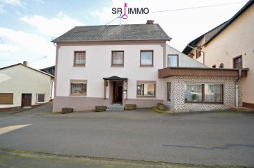 In der Ortsmitte von Geichlingen, in einer ruhigen Seitenstraße, liegt dieses geräumige Haus mit großer Lagerhalle und drei Garagen.

Das Haupthaus hat eine Wohnfläche von 127 m2. Im Erdgeschoss befindet sich vorne rechts vom Flur die geräumige Küche mit daneben liegendem hellem Wohn-Esszimmer, wo Sie gemütliche Familienabende verbringen können. Auf der linken Seite befinden sich zwei durch eine breite Tür miteinander verbundene Zimmer. Im hinteren Bereich des Erdgeschosses sind ein Badezimmer mit Dusche und WC und ein Keller-/Vorratsraum. Ein Hinterausgang führt in den Innenhof, an dem die Garagen, die Lagehalle und die Einliegerwohnung liegen. 
Zum Obergeschoss und zum Dachgeschoss führt eine Holztreppe am Ende des Flurs. Im Obergeschoss haben Sie drei geräumige Schlafzimmer und ein kleineres Zimmer. Von einem Schlafzimmer aus haben Sie Zugang zu einem kleinen Speicher über dem Wohnzimmer.
Das Dachgeschoss bietet weiteren Stauraum. Bei Bedarf können Sie hier aber auch zusätzliche Wohnfläche schaffen.

Die im rechten Winkel hinten an das Haupthaus angebaute Einliegerwohnung verfügt über einen separaten Eingang. Die Wohnung ist zurzeit vermietet. Die Mieteinkünfte können in diesem Fall Ihre Finanzierungskosten entlasten.
Die Einliegerwohnung hat eine Wohnfläche von ca. 57 m2 und besteht aus Wohnzimmer, Schlafzimmer, Küche und Bad mit Dusche und WC.
Unter der Einliegerwohnung befindet sich eine Garage sowie die Ölzentralheizung mit dem dahinter liegenden Öllager mit einem Fassungsvermögen von 6.000 Litern. 

Die Lagerhalle auf der gegenüberliegenden Hofseite bietet Ihnen in mehreren Räumen und einer angebauten Garage viel Platz. Hier können Sie Ihre Werkstatt einrichten und/oder den vorhandenen Platz als Lager oder für bis zu vier Autos nutzen. Auf dem großen Speicher, der über eine Holztreppe gut erreichbar ist, gibt es zusätzliche Lagermöglichkeiten.

Für Ihre Besucher stehen im Hof mehrere Außenstellplätze zur Verfügung.


Allgemeine Informationen

Baujahr: Haus: ca. 1900; Lagerhalle: ca. 1960
Mauern: Bruchstein, massiv
Dach: Haus: Naturschiefer; Wohnung, Garage: Zinkblech; Lagerhalle: Welleternit
Fenster: Haus: Holzfenster Doppelverglasung 1981; Wohnung: PVC 1999
Außentüren: Haus: Holz; Wohnung: PVC
Innentüren: Furnier
Bodenbeläge: Fliesen, Teppich, PVC, Laminat, Holzdielen
Heizung: Ölzentralheizung De Dietrich, Baujahr: 2000 
Befeuerung: Öl
Warmwasser: über Heizung
Abwasser: Kanal
Zustand: gepflegt, teilweise aufzufrischen

Endenergiebedarf: 198,8 kWh/(m2 a) Klasse F
Primärenergiebedarf: 221,3 kWh/(m2 a) Klasse G



Lagebeschreibung

Das Haus liegt in einer Seitenstraße von Geichlingen.
Der Ort Geichlingen mit ca. 400 Einwohnern ist landwirtschaftlich geprägt. Eine Grundschule, einen Kindergarten, einen Zahnarzt und Einkaufmöglichkeiten gibt es im Nachbarort Körperich (ca. 3 km). Die Anbindung nach Luxemburg ist günstig. Über die B 50 erreicht man Vianden in 5 Minuten, bis Echternach sind es zirka 25 km.


HAFTUNGSAUSSCHLUSS
Die von uns gemachten Angaben hinsichtlich Größen und Beschaffenheit des Objektes beruhen auf Informationen des Verkäufers bzw. Dritter und sind unverbindlich. Eine Haftung jeglicher Art für die Richtigkeit und Vollständigkeit der Angaben wird daher ausgeschlossen. Unser Angebot erfolgt freibleibend, Zwischenverkauf vorbehalten.

VERBRAUCHERINFO
1. Maklerleistung ist der Nachweis der Gelegenheit zum Abschluss eines Vertrages bzw. Vermittlung eines Vertrages über eine Immobilie gegen die Maklerlohnzahlungspflicht des Kunden. Eine Maklerprovision in Höhe von 3,57 % incl. 19 % MwSt. ist vom Käufer zu zahlen. Die Maklerprovision ist fällig und verdient mit Unterzeichnung des Kaufvertrages.
2. Unternehmer, Anschrift, Beschwerdeadressat:
ARCADIA Fine Properties S.A., 20, Grand-Rue, L-9410 Vianden, Tel.: 00352 266 344 1,
E-Mail: contact@sri.lu, Direktor: Ton Eggen
3. Es besteht ein Widerrufsrecht für Verbraucher

WIDERRUFSRECHT FÜR VERBRAUCHER
Sie haben das Recht, binnen vierzehn Tagen ohne Angabe von Gründen diesen Vertrag zu widerrufen. Die Widerrufsfrist beträgt vierzehn Tage ab dem Tag des Vertragsabschlusses.
Um Ihr Widerrufsrecht auszuüben, müssen Sie uns (ARCADIA Fine Properties S.A., 20, Grand-Rue, L-9410 Vianden, Tel: +352 266 344 33, Fax: +352 266 344 44, E-Mail: contact@sri.lu) mittels einer eindeutigen Erklärung (z. B. ein mit der Post versandter Brief, Telefax oder E-Mail) über Ihren Entschluss, diesen Vertrag zu widerrufen, informieren. Sie können dafür das beigefügte Muster-Widerrufsformular verwenden, das jedoch nicht vorgeschrieben ist. Zur Wahrung der Widerrufsfrist reicht es aus, dass Sie die Mitteilung über die Ausübung des Widerrufsrechts vor Ablauf der Widerrufsfrist absenden.

Folgen des Widerrufs
Wenn Sie diesen Vertrag widerrufen, haben wir Ihnen alle Zahlungen, die wir von Ihnen erhalten haben, einschließlich der Lieferkosten (mit Ausnahme der zusätzlichen Kosten, die sich daraus ergeben, dass Sie eine andere Art der Lieferung als die von uns angebotene, günstigste Standardlieferung gewählt haben), unverzüglich und spätestens binnen vierzehn Tagen ab dem Tag, an dem die Mitteilung über Ihren Widerruf dieses Vertrags bei uns eingegangen ist, zurückzahlen. Für diese Rückzahlung verwenden wir dasselbe Zahlungsmittel, das Sie bei der ursprünglichen Transaktion eingesetzt haben, es sei denn, mit Ihnen wurde ausdrücklich etwas anderes vereinbart; in keinem Fall werden Ihnen wegen dieser Rückzahlung Entgelte berechnet. Haben Sie verlangt, dass die Dienstleistungen während der Widerrufsfrist beginnen sollen, so haben Sie uns einen angemessenen Betrag zu zahlen, der dem Anteil der bis zu dem Zeitpunkt, zu dem Sie uns von der Ausübung des Widerrufsrechts hinsichtlich dieses Vertrags unterrichten, bereits erbrachten Dienstleistungen im Vergleich zum Gesamtumfang der im Vertrag vorgesehenen Dienstleistungen entspricht. 

Hinweis auf die Möglichkeit eines vorzeitigen Erlöschens des Widerrufsrechts
Ihr Widerrufsrecht erlischt, wenn wir unsere Leistung vollständig erbracht und mit der Ausführung der Leistung erst begonnen haben, nachdem Sie Ihre ausdrückliche Zustimmung und gleichzeitig Ihre Kenntnis davon bestätigt haben, dass Sie Ihr Widerrufsrecht bei vollständiger Vertragserfüllung durch uns verlieren.

MUSTER-WIDERRUFSFORMULAR
Wenn Sie den Vertrag widerrufen wollen, dann füllen Sie bitte dieses Formular aus und senden Sie es zurück an:

ARCADIA Fine Properties S.A. - SR IMMO
20, Grand-Rue
L-9410 Vianden
Tel: +352 266 344 33
Fax: +352 266 344 44
E-Mail: contact@sri.lu

Hiermit widerrufe(n) ich/wir (*) den von mir/uns (*) abgeschlossenen Vertrag über den Kauf der folgenden Waren (*)/die Erbringung der folgenden Dienstleistung (*)
Bestellt am (*)/erhalten am (*)
Name des/der Verbraucher(s)
Anschrift des/der Verbraucher(s)
Unterschrift des/der Verbraucher(s) (nur bei Mitteilung auf Papier)
Datum
