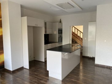 BELARDIMMO vous propose à la vente une maison jumelée avec 4 chambres à coucher et deux salles de bains, située dans un quartier résidentiel.

La maison qui a été partiellement rénovée en 2014 et 2015 se compose ainsi:
Rez-de-chaussée

- Hall d'entrée
- cuisine ouverte sur salle à manger avec accès terrasse et jardin  
- salon 
- WC séparé


1er étage :

- 1 hall
- 2 chambres à coucher dont une avec balcon 
- 1 salle de bain avec douche et WC

2ème étage

- hall
- 2 chambres sous les combles

Viennent compléter ce bien en sous-sol, une buanderie, une cave ainsi qu'une salle de douche avec WC.
Ma maison dispose de deux emplacements voitures devant la maison.

Les rénovations suivante ont été réalisées : 

- dalles en béton 2014/2015
- chaudière 2015
- fenêtres avec volets électrique 2015
- électricité 2015

Les travaux à finaliser sont les suivants :

- aménagement des combles  
- emplacements voitures ( autorisation inclus)
- façade

La maison est disponible de suite

Pour toutes informations complémentaires veuillez vous adresser à Monsieur Sylvestre au  352 691145686. 

Ref agence :AB079