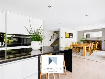 Wincheringen - Maison familiale de 282 m² offrant espace, confort et proximité avec le Luxembourg

Pour les acquéreurs à la recherche d'une maison plus spacieuse au Luxembourg, cette propriété contemporaine située à Wincheringen constitue une alternative particulièrement intéressante : environ 282 m² habitables, de généreux espaces pour toute la famille, un bureau séparé, une salle de cinéma privée, un sauna, un grand garage ainsi que de beaux espaces extérieurs, tout en restant facilement accessible depuis le Luxembourg.

Construite en 2013 sur un terrain de 597 m², la maison convient particulièrement aux familles qui recherchent bien plus que quelques mètres carrés supplémentaires. Elle offre des espaces qui facilitent réellement la vie quotidienne : travailler à domicile sans devoir sacrifier une chambre, créer des espaces distincts pour les enfants et les invités, séparer les espaces de loisirs des pièces de vie principales, tout en bénéficiant d'importantes possibilités de rangement et d'un vaste garage.

Le rez-de-chaussée s'ouvre sur un hall d'entrée d'environ 8 m² donnant accès à des espaces de vie lumineux et généreux. La cuisine d'environ 20 m², la salle à manger d'environ 27 m² et le séjour d'environ 21 m² offrent tout l'espace nécessaire pour la vie de famille au quotidien comme pour recevoir.

Un bureau indépendant d'environ 11 m² permet de disposer d'un véritable espace de travail à domicile. La salle de cinéma séparée d'environ 18 m² constitue quant à elle un véritable espace de loisirs supplémentaire, sans empiéter sur les principales pièces de vie.

Les espaces de vie s'ouvrent sur une grande terrasse d'environ 49 m² ainsi que sur le jardin, prolongeant agréablement l'espace intérieur vers l'extérieur pendant les beaux jours.

Le garage d'environ 50 m² offre suffisamment de place non seulement pour plusieurs véhicules, mais également pour les vélos, le matériel de sport et de nombreux espaces de rangement supplémentaires.

À l'étage, l'espace nuit se compose de chambres spacieuses d'environ 26 m², 20 m², 20 m² et 14 m², ainsi que d'un dressing d'environ 10 m² et d'un balcon d'environ 6 m². Les volumes généreux permettent d'adapter facilement les pièces aux besoins de la famille, qu'il s'agisse de chambres, de chambres d'amis ou d'espaces de travail supplémentaires.

Un sauna finlandais avec douche attenante et WC, achevé en 2026, crée un véritable espace bien-être privé et apporte une dimension supplémentaire au confort de la maison.

Ce qui distingue cette propriété n'est pas seulement sa superficie, mais surtout la manière dont ses espaces peuvent être utilisés. Le bureau, la salle de cinéma, le sauna, le grand garage et les nombreux espaces de rangement viennent s'ajouter aux principales pièces de vie et aux chambres, sans les remplacer.

Pour les acquéreurs actuellement à la recherche d'une maison familiale plus spacieuse au Luxembourg, Wincheringen offre la possibilité de bénéficier de nettement plus d'espace, de flexibilité et de confort, tout en restant étroitement connecté au Luxembourg.