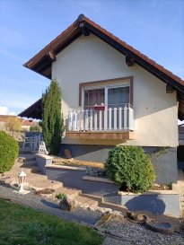 Maison individuelle 3 pièces 76 m². Nord Sud Immobilier vous propose cette charmante maison individuelle construite en 1994, offrant un agencement fonctionnel et chaleureux.

Le bien se compose d'une entrée/dégagement, salle d'eau avec WC, cuisine équipée ouverte sur la salle à manger, espace salon donnant accès à un balcon ainsi qu'une chambre avec salle d'eau avec WC attenante.

La maison dispose également d'une cave, d'un garage pouvant accueillir 1 véhicule, ainsi que d'une terrasse. Le tout sur un terrain d'environ 2 ares.

Idéale pour un premier achat ou un investissement.

Pour plus d'informations ou organiser une visite, contactez votre agence Nord Sud Immobilier.