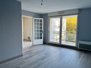 A Thionville, quartier Val Marie, F2 avec terrasse et garage. A Thionville, quartier Val Marie, F2 de 44 m2 au 2ème étage, dans une résidence sans ascenseur.
Appartement comprenant une cuisine  équipée  avec accès à une terrasse de 10 m2, un séjour, une chambre et une  salle de bains.
Garage et cave.

Les informations sur les risques auxquels ce bien est exposé sont disponibles sur le site Géorisques : www.georisques.gouv.fr » 

Renseignements et visites : 03 82 53 44 32