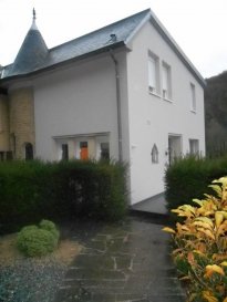 Duplex/maison avec beaucoup de charme, entrée individuelle, totalement remis à neuf, jardin privatif, deux salons avec feu ouvert 