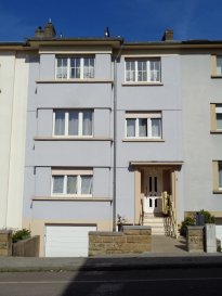 SOUS COMPROMIS

A vendre agréable appartement situé au 2ème étage d'une résidence à 3 unités. (sans ascenseur)

L'appartement en très bon état de 68,33 m² se compose comme suit:
- hall d'entrée spacieux
- séjour / salle à manger
- salle de douche, wc, lavabo
- 2 chambres à coucher
- cuisine équipée spacieuse avec sortie sur petit balcon (très belle vue dégagée)
- emplacement intérieur 
- le grenier fait toute la superficie de l'appartement (avec accès directe par l'appartement)
- petite parcelle de jardin de 18 m²
- buanderie commune avec sortie sur jardin

Chaudière individuelle récente, double vitrage,
Fibre internet dans l'appartement, Eltrona et antenne satellite également dans le bâtiment.

Très beau quartier, calme mais proche de toutes les commodités.
Ecole à 150m, petite plaine de jeux à 50m, quartier résidentiel.