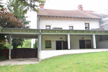 Au coeur du village de Consdorf, dans une petite rue calme, cette jolie maison d'une surface de ± 93 m² se compose comme suit :
Au rez-de-chaussée, l'entrée dessert, un lumineux séjour ± 19 m², une cuisine équipée ± 9 m², un wc ± 2 m² et la chaufferie ± 2 m². Une véranda ± 27 m² orientée ouest permet l'accès à un joli jardin.
Au 1er étage, un palier distribue trois chambres de ± 11, 12 et 15 m² ainsi qu'une salle de bain ± 8 m² avec baignoire, double lavabo et wc.
La maison dispose d'un grenier non-amenagé ± 31 m² avec fenêtres.
Au sous-sol, une petite cave ± 6 m² avec entrée separée complète l'offre.
 
Généralités :
Disponibilité : immédiatement
Village très calme, proche des commerces et de la route nationale Echternach-Luxembourg, 15 minutes du Kirchberg
Carport
Pré-installation internet – abonnement à prendre
Loyer : 1500 €/mois - charges : €/mois - garantie bancaire : 2 mois de loyer
Frais d'agence: 1755 € TTC