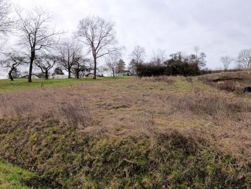 Terrain à bâtir - 1 070 m² – Proximité des frontières Allemande et Luxembourgeoise. 
L'opportunité idéale pour votre futur projet de vie !
Situé dans un quartier résidentiel recherché, rue du Luxembourg à Bouzonville, ce terrain de  1070 m² offre un cadre de vie privilégié, en direction des frontières allemande et luxembourgeoise.
Emplacement stratégique :
•	Adresse : Rue du Luxembourg, 57320 Bouzonville.
•	Environnement : Rue résidentielle paisible, idéale pour une famille.
•	Accès : Parfait pour les travailleurs frontaliers (Allemagne/Luxembourg), tout en restant proche du centre-ville, de ses commerces et de ses écoles.
Caractéristiques du terrain : 
•	Surface totale : 1 070 m² (regroupant les parcelles n°132, 138 et 145 de la section 22).
•	Façade : Belle largeur d'environ 21 mètres, permettant une grande liberté architecturale.
•	Configuration : Légère pente montante, offrant un potentiel de vue dégagée et une mise en valeur de votre future construction.
•	Viabilisation : Non viabilisé, mais l'ensemble des réseaux (eau, électricité, assainissement) se situe en bordure immédiate (proximité directe).
•	Libre de constructeur : Réalisez la maison de vos rêves avec le partenaire de votre choix !
Prix : 69 000 €, les frais d’agence étant à la charge du vendeur. 
Sa situation géographique est un atout majeur. Bouzonville, ville particulièrement dynamique, dispose de toutes les commodités (écoles, commerces, services) tout en conservant le calme de la campagne mosellane.
CONTACT : Gérard STOULIG – Agent commercial EI au : 06 03 40 33 55 – agenceabel@gmail.com.