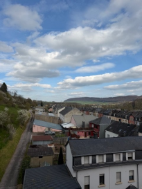 Découvrez cet appartement exceptionnel mis en vente par NEWGEST S.A R.L., situé dans la charmante ville d'Ettelbruck, au Luxembourg. Cette propriété peut être trouvée exclusivement sur athome.lu, une plateforme de référence pour les propriétés.

Détails de la Propriété: Ce bel appartement de 70 m² offre tout le confort nécessaire pour une vie agréable. Avec deux chambres et une salle de douche moderne, il est parfaitement adapté pour une petite famille ou un couple. L'appartement comprend une cuisine ouverte équipée, ce qui est idéal pour les amateurs de cuisine. Un atout non négligeable est son balcon de 3 m², parfait pour profiter des journées ensoleillées. De plus, un ascenseur et une cave sont à votre disposition pour augmenter votre confort et votre commodité. En termes de chauffage, l'appartement est équipé d'un système de chauffage au fioul. Bien que l'étiquette énergétique soit actuellement classée en G, cela peut représenter une superbe opportunité d'amélioration et d'investissement.

Installations à Proximité: Nichée dans un quartier accueillant, Ettelbruck offre une atmosphère conviviale avec des écoles et des établissements éducatifs de qualité. Les résidents bénéficieront d'une grande variété de boutiques, de restaurants, et de cafés pour satisfaire toutes les envies culinaires. À deux pas, de nombreux parcs et espaces de loisirs offrent des activités de plein air pour tous les âges. L'accès à des soins médicaux de qualité est assuré par des centres de santé et des pharmacies à proximité. Enfin, la commune est très bien desservie par un réseau de transports en commun efficace, facilitant ainsi les déplacements au quotidien. L'appartement est a pratiquement 150 métres de la Gare d' Ettelbruck et de la zone piétonne.

Ne manquez pas cette opportunité ! Prenez rendez-vous pour une visite en nous contactant  par téléphone dès aujourd'hui +352 621 323 127 ou via notre email: info@newgest.lu