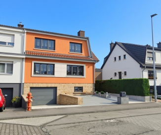En exclusivité chez Active Invest

Dudelange ? Cité Ribeschpont | Maison jumelée avec des extérieurs remarquablement aménagés

Cité Ribeschpont

Maison située dans un environnement résidentiel très calme, avec trois chambres et un bureau/fitness, garage double en enfilade, deux emplacements extérieurs et espaces extérieurs soigneusement aménagés.

Caractéristiques générales

Construction : 1994.

Rénovation complète : 2003.

Fenêtres à triple vitrage avec aluminium à l'extérieur et bois à l'intérieur.

Volets récents et moustiquaires partout

Porte d'entrée récente.

Façade en très bon état.

Faux plafonds esthétiques avec spots intégrés dans l'ensemble de la maison.

Chauffage au gaz par chaudière Viessmann, entretenue chaque année ; dernière révision indiquée : fin 2025.

Climatisation dans Living, chambres et la salle de bains.

Rez-de-chaussée:

Hall d'entrée.

WC séparé avec fenêtre.

Grand séjour avec salon et salle à manger.

Cheminée à bois fonctionnelle.

Accès direct du séjour à la terrasse.

Cuisine séparée de marque LEICHT, entièrement équipée, avec électroménager Siemens.

Plan de travail en granit Kashmir White de 3 cm d'épaisseur.

Accès à la cuisine depuis le hall et sortie directe sur la terrasse.

Premier étage et grenier:

Trois chambres à coucher.

Grande salle de bains rénovée en 2012, comprenant baignoire, douche et double vasque.

Grenier non aménagé au-dessus de l'étage.

Sous-sol:

Garage pour deux voitures en enfilade.

Grande buanderie avec fenêtre.

Bureau / espace polyvalent.

Cave de rangement.

Cave à vin avec sol sur terre naturelle.

Douche à l'italienne.

WC séparé.

Grand local technique avec chaudière.

Accès direct à l'arrière de la maison.

Extérieurs et stationnement:

Aménagements particulièrement soignés à l'avant et à l'arrière.

Terrasse avec pergola bioclimatique entièrement ouvrable.

Jacuzzi installé sur une dalle en béton spécialement prévue à cet effet.

Jardin aménagé.

Passage latéral permettant de rejoindre l'arrière de la maison.

Un emplacement extérieur devant le garage.

Un emplacement extérieur à côté du garage.

Une situation géographique privilégiée à Dudelange

Située dans une rue résidentielle particulièrement calme de la cité Ribeschpont, cette maison bénéficie d'un emplacement qui conjugue tranquillité et facilité d'accès. La proximité des axes autoroutiers permet de rejoindre aisément Luxembourg-Ville, les autres communes du sud et les régions frontalières, tout en profitant d'un cadre de vie agréable au quotidien.

Commerces, centres commerciaux, école primaire, lycée, crèches et structures d'accueil : Dudelange réunit tous les services utiles à la vie de famille. Ses parcs, les piscines et généralement ses infrastructures sportives offrent également de nombreuses possibilités de loisirs et de détente.

Ville dynamique du sud du Luxembourg, Dudelange séduit par son centre animé, ses restaurants, ses cafés et sa vie culturelle. Une adresse idéale pour profiter des avantages de la ville tout en retrouvant, chez soi, le calme d'un quartier résidentiel.