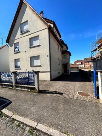 2 PIECES HAGUENAU - 65 m2. HAGUENAU, proche centre ville et gare (rue Ferme Falk), spacieux 2 pièces de 65m² situé au premier étage d' une petite copropriété de 5 logements.
Le bien comprend une belle entrée avec placard, un séjour, une chambre, une cuisine indépendante, une salle de bains, un wc séparé et un débarra.
De plus, vous disposerez d'une cave et d'un garage.
Chauffage individuel au gaz.

** Notre agence sera fermée du 24 décembre au 04 janvier.
Les visites reprendront à partir du 05 janvier.
Bonnes fêtes ! **

Loyer : 580 EUR par mois charges comprises dont 35 EUR par mois de provisions sur charges (régularisation annuelle)
Dépôt de garantie : 545EUR
Honoraires charge locataire : 565 EUR TTC dont honoraires état des lieux charge locataire : 75EUR TTC