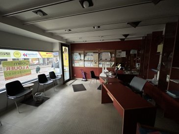 Local commercial idéalement situé .  Local commercial à deux pas de la Place Duroc et idéalement situé avec une excellente visibilité - 15, rue Maréchal Joffre 54700 PONT A MOUSSON comprenant :
 Une grande pièce principale avec vitrine, bureau sur l'arrière, WC, une partie cour/débarras
 Chauffage individuel gaz - 48 m2
 Loyer : 650,00 EUR - Charges : 40,00 EUR
 Libre à la location 
 Les informations sur les risques auxquels ce bien est exposé sont disponibles sur le site Géorisques : www.georisques.gouv.fr