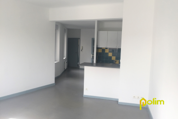 F1 BIS au centre-ville proche gare et toutes commodités.  Appartement F1 Bis situé 7 Place Saint Antoine 54 700 PONT-A-MOUSSON comprenant : 
 - Entrée, Cuisine Ouverte sur la pièce de vie, pièce borgne, SDB / WC 
 - Chauffage électrique - 44.38m2 
 Libre à la location le 04 juillet 2026
  Les informations sur les risques auxquels ce bien est exposé sont disponibles sur le site Géorisques : www.georisques.gouv.fr