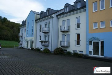 IMMO EXCELLENCE vous propose en exclusivité ce joli appartement d\'une surface habitable de 86 m2 situé au 1er étage d\'une Résidence. L\'appartement se compose comme suit : Un hall d\'entrée, un living avec salle-à-manger et accès direct sur un balcon, une moderne cuisine équipée, deux chambres-à-coucher dont une avec accès sur une balcon, un débarras, un W.C. séparé, une cave, un emplacement intérieur ainsi qu\'un emplacement extérieur.<br />Ref agence :3426424