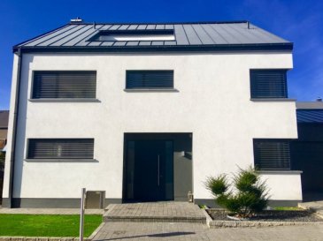 L'agence ARLUXIMMO vous propose cette magnifique maison libre des 4 côtés, construite en 2010. Celle-ci propose de nombreux atouts : son emplacement privilégié, dans une rue sans issue, à quelques pas du centre du village et bénéficiant du calme d’un lotissement résidentiel près de la forêt.

Les pièces disposées sur 3 niveaux se présentent de façon suivante :

Au rez-de-chaussée: un spacieux hall d’entrée avec vestiaire et WC séparé, desservant un grand et lumineux salon / séjour donnant accès à la terrasse, la cuisine, entièrement équipée, avec coin repas et accès sur terrasse et jardin avec un Sauna et un Jacuzzi.
Grand Garage pour 2 voitures.

Au 1er étage: un beau hall de nuit distribuant 1 grande chambre parentale avec dressing et salle de bain avec une très grande terrasse. Deux chambres et une salle de bain.

Au dernier étage: Grand séjour avec débarras et jolie terrasse.

Au sous-sol: des caves, salle de fitness, cave à vin, chambre de service, et une salle de bain.