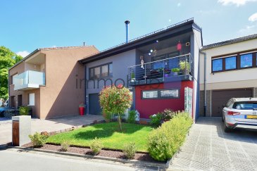 immohub, votre partenaire dans l'immobilier à Schifflange, vous propose en exclusivité cette maison unifamiliale mitoyenne avec jardin, garage et 2 emplacements extérieurs, implantée sur un terrain de 2,68 ares orienté sud.
Ce bien situé dans une impasse sans trafic de passage et d'une surface habitable d'environ 134 m², se compose comme suit :

Rez-de-chaussée :
-Hall d'entrée : 20,90 m²
-Garage 20,40 m²
-Buanderie 2,50 m²
-Hall 5,30 m²
-Local technique 1,80 m² / Chaudière Viessmann 2016
-Chambre I 12,50 m²
-Chambre II 17,40 m² donnant accès à la terrasse
-Terrasse avec pergola (spots et stores) 17,80 m²
-Jardin orienté sud avec abris de jardin
-Salle de douche 4,60 m²

1er étage :
-Hall avec meuble sur mesure : 10,00 m²
-Cuisine équipée indépendante 12,00 m² avec accès au balcon
-Balcon 7.30 m²
-Séjour avec feu ouvert 21,00 m²
-Bureau 6,90 m²
-Chambre III 10,50 m²
-Chambre IV 12,95 m²
-Salle de bain 3,80 m²
-Réserve 1,10 m²

2e étage : Grenier non aménagé isolé accessible via trappe

Détails complémentaires :
-Année de construction : 1974
-Chauffage au gaz (chaudière Viessmann de 2016)
-Triple vitrage (2022) / Châssis en bois et ALU / Volets électriques / Moustiquaires
-Certificat de performance énergétique (CPE) : F/F
-Orientation : Sud
-Surface habitable : +/- 134 m²
-Surface brute : +/- 164 m²
-Rénovations: Façade +/- 2021 / Pergola +/- 2021 / Toiture 2018 / Vitrage, Châssis , Porte de garage, entrée et marquise 2022 
-A proximité : Centre ville avec toutes commodités, Gare, Axes routières, Ecoles