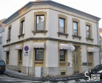 Joli bureau au rez-de-chaussée, à louer à Luxembourg-Bonnevoie, deux minutes de la Gare de Luxembourg.
Il se compose d'un hall d'entrée, deux bureaux et un wc séparé d'env. 30 m2 au total.
Idéal pour profession libérale, pas de restauration ou Snack.
Caution 2 mois + charges
Agence 1 mois de loyer + tua.
Pour de plus amples renseignements ou une visite, contactez Christine SIMON, tel: 621189059
Ref agence :5338665