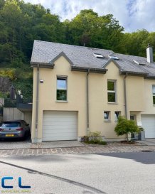 Nous vous proposons en exclusivité cette belle maison de construction récente, située dans un village touristique de la commune de Tandel, à seulement 2 km de Diekirch.

Nichée au pied d'un château, dans la vallée de la Blees, cette maison lumineuse et parfaitement entretenue se compose comme suit :

Rez-de-chaussée :
Hall d'entrée
Chaufferie
Buanderie
Cave
Spacieux garage
Emplacement de parking extérieur.

1er étage :
Hall avec placard intégré,
WC séparé,
Bureau,
Belle cuisine équipée ouverte sur le séjour.
Accès direct à l'extérieur avec une grande terrasse d'environ 35 m², barbecue et jardin

2e étage :
Deux chambres à coucher, (possibilité de faire une troisième chambre).
Salle de douche.

Disponibilité à convenir.
N'hésitez pas à demander une visite des lieux!

Les frais d'agence sont inclus dans le prix de vente et à charge du vendeur.
Pour toute visite ou information complémentaire, contactez-nous au 26 53 41, ou Mme Veigas au 621 505 621 / cristina.veigas@cl-immo.lu