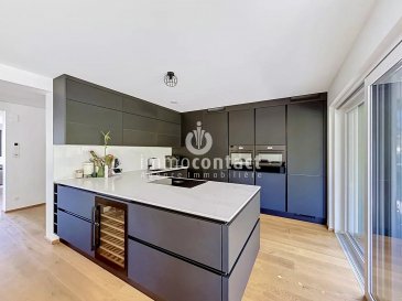 L’agence Immo-Contact vous propose cette magnifique maison jumelée de ± 160 m² habitables, construite en 2023, idéalement située dans une rue calme sans issue, à proximité immédiate de la forêt.

Alliant confort moderne, excellentes performances énergétiques et finitions de qualité, cette maison séduira les familles à la recherche d’un bien récent, spacieux et prêt à emménager.

Grâce à son exposition plein sud, ses généreux espaces extérieurs et ses équipements techniques de dernière génération, elle offre un cadre de vie exceptionnel dans un environnement privilégié.

La maison se compose comme suit :

Rez-de-chaussée :

– Garage double de ± 35,10 m²
– 2 emplacements extérieurs devant le garage
– Hall
– Cave
– Buanderie avec local technique de ± 25,91 m²

1er étage :

– Hall d’entrée de ± 11,21 m² avec armoire encastrée et banquette sur mesure
– 3 chambres à coucher de ± 14,42 m², 13,70 m² et 12,67 m²
– Grande salle de bains d’environ 10 m² avec baignoire, douche à l’italienne et WC

Rez-de-jardin :

– Spacieux séjour de ± 30 m² avec poêle à bois
– Salle à manger
– Cuisine entièrement équipée
– Accès direct à la terrasse avec pergola et au jardin exposés plein sud
– WC séparé
– Débarras

Dernier étage :

– Hall de nuit
– Suite parentale de ± 12,29 m²
– Dressing avec armoires encastrées
– Salle de bains privative
– WC séparé
– Accès à deux magnifiques balcons de ± 17,28 m² et ± 14,55 m²

Espaces extérieurs :

– Terrasse de ± 29,57 m² exposée plein sud
– Jardin exposé plein sud
– Balcon de ± 17,28 m²
– Balcon de ± 14,55 m²

Informations complémentaires :

– Construction 2023
– Passeport énergétique A+ / A+
– Pompe à chaleur
– Chauffage au sol
– Triple vitrage
– Panneaux photovoltaïques
– Fibre optique
– Réseau Ethernet dans toute la maison
– Poêle à bois
– Charges énergétiques d’environ 1.000 € par an
– Disponibilité à partir du 15/07/2026

Situation idéale :

– Rue calme sans issue
– Proche de la forêt
– Environnement résidentiel recherché
– Accès rapide aux principaux axes routiers, commerces, écoles et transports

Cette propriété représente une opportunité rare d’acquérir une maison récente offrant un excellent niveau de confort, des performances énergétiques remarquables et de superbes espaces extérieurs.

Visites possibles sur rendez-vous.

Pour toute information complémentaire ou pour organiser une visite, contactez-nous au +352 26 311 992.

Estimation gratuite de votre bien sous 48h : +352 26 311 992 ou info@immocontact.lu

 ---------- 
IMMO-CONTACT is proud to present this stunning semi-detached house offering approximately 160 m² of living space, built in 2023 and ideally located in a quiet cul-de-sac close to the forest.

Combining modern comfort, outstanding energy efficiency and high-quality finishes, this exceptional property is perfect for families looking for a spacious, move-in-ready home in a peaceful and sought-after environment.

With its south-facing garden, generous outdoor spaces and state-of-the-art technical features, this home provides an outstanding quality of life.

The property is composed as follows:

Ground Floor:

– Double garage of approximately 35.10 m²
– Two outdoor parking spaces in front of the garage
– Entrance hall
– Cellar
– Laundry room and technical room of approximately 25.91 m²

First Floor:

– Entrance hall of approximately 11.21 m² with built-in wardrobe and custom-made bench
– Three bedrooms of approximately 14.42 m², 13.70 m² and 12.67 m²
– Spacious bathroom of approximately 10 m² featuring a bathtub, walk-in shower and WC

Garden Level:

– Bright living room of approximately 30 m² with wood-burning stove
– Dining area
– Fully equipped kitchen
– Direct access to the south-facing terrace with pergola and the garden
– Separate WC
– Storage room

Top Floor:

– Night hall
– Master bedroom of approximately 12.29 m²
– Dressing room with built-in wardrobes
– Private bathroom
– Separate WC
– Access to two beautiful balconies measuring approximately 17.28 m² and 14.55 m²

Outdoor Areas:

– South-facing terrace of approximately 29.57 m²
– South-facing garden
– Balcony of approximately 17.28 m²
– Balcony of approximately 14.55 m²

Additional Features:

– Built in 2023
– Energy Passport A+ / A+
– Heat pump
– Underfloor heating
– Triple glazing
– Photovoltaic solar panels
– Fibre optic connection
– Ethernet network throughout the house
– Wood-burning stove
– Annual energy costs of approximately €1,000
– Available from 15/07/2026

Ideal Location:

– Quiet cul-de-sac
– Close to the forest
– Highly sought-after residential area
– Quick access to schools, shops, public transport and major road networks

This exceptional property represents a rare opportunity to acquire a modern, energy-efficient home offering outstanding comfort, generous outdoor spaces and premium technical features.

Viewings available by appointment.

For further information or to arrange a viewing, please contact us on +352 26 311 992.

Free property valuation within 48 hours:
+352 26 311 992 or info@immocontact.lu