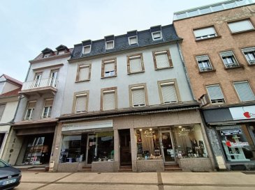 Spécial investisseur - Immeuble - 250 m². Immeuble situé dans le carré commercial historique de Sarreguemines datant des années 1900.

L'immeuble se compose : 
- D'un rez-de-chaussée avec deux locaux commerciaux actuellement loués 400€ et 500€ HC. DPE : vierges.
- D'un 1er étage avec 1 appartement T3 de 66,29 m² comprenant une entrée/dégagement, cuisine, séjour, 2 chambres à coucher et une salle d'eau avec WC sur le palier. Actuellement loué meublé 400€ HC. DPE : F / GES : F.
- D'un 2ème étage avec 1 appartement T3 de 65,78 m² (configuration identique au précédent). DPE : E / GES : E.
- D'un 3ème étage sous combles avec 1 appartement T3 mansardé de 64,73 m² (configuration identique au précédent). DPE : G / GES : F.

Les informations sur les risques auxquels ce bien est exposé sont disponibles sur le site Géorisques : www.georisques.gouv.fr

Contact Nord Sud Immobilier à Rohrbach les Bitche - Bitche - Sarreguemines - Diemeringen