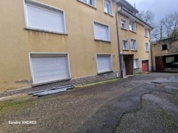 Réf : 676

Appartement Duplex de plus de 132 m² situé en REZ DE CHAUSSEE dans une impasse avec JARDIN d'environ 10.50 ares avec dépendance ainsi qu'un garage avec espace lavoir d'environ 40 m² avec fenêtre double vitrage.

Rez-de-chaussée :
Entrée sur une pièce à vivre d'environ cuisine semi-équipée sur un séjour de 47.19 m², grand cellier à aménager. 

1er étage :
3 Chambres dont 2 avec dressing ouvert
Salle de bain (douche et baignoire) avec espace buanderie
WC séparé

Double vitrage PVC avec volets roulants manuels
Chauffage central gaz
Garage commun donnant accès au jardin privatif d'environ 9.70 ares

Nombre de lots principaux: 5
Syndic bénévole.

Suivant diagnostic performance énergétique :
Consommation énergie primaire : 189kWh/m²/an
Consommation énergie finale : Non communiqué

Montant estimé des dépenses annuelles d'énergie pour un usage standard : entre 1450 € et 2 020 € par an.

Les informations sur les risques auxquels ce bien est exposé sont disponibles sur le site Géorisques : www.georisques.gouv.fr

Nouvelle Agence St Christophe reste à votre disposition pour de plus amples renseignements au 03.87.30.13.66 ou Sandra ANDRES au 06.98.80.62.37 , agent immobilier inscrite au RSAC de Metz sous le n° 831 288 303.