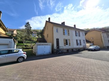Au sein d'un quartier résidentiel calme et récemment rénové,

Maison jumelée en pierre à moderniser très saine d'environ 130m² sur 7 ares de terrain offrant :

En rez de chaussée:

Hall d'entrée, cuisine indépendante(18m²)ouvrable sur salon (20m²), wc avec lave main.

Au 1er étage :

un dégagement, 3 chambres de respectivement 11,11 et 14 m², salle de bains de 4m²

Au 2nd:

un dégagement, 2 chambres de 14 et 12m² et leur grenier aménageable de 12 et 8m²

Au sous-sol:

caves et chaufferie buanderie de 30m²

A l'extérieur:

un garage, une remise ,terrasse et jardin de 700m² bien orienté

Technique:

DV pvc, chauffage central au gaz, ballon d'eau gaz, toiture en bon état, système électrique a sécuriser

Mr Antonoff: 06-52-83-85-07