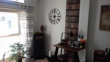 Très bel appartement atypique sur 4 demi-niveaux, avec entrée indépendante comprenant :
en RDC : entrée, séjour 
Demi-palier à la suite : cuisine meublée, WC, débarras avec branchement machine à laver
demi-palier à la suite: salon
demi-palier à la suite : 2 chambres, salle de bains avec baignoire et WC
Chauffage électrique, garage 1 voiture, jardin à 50 m environ