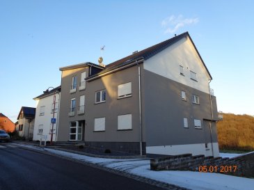 Très bel appartement avec vue imprenable. Résidence implantée sur la hauteur de Petit-Nobressart, commune de Ell.
Composition de l'appartement:  
- hall d'entrée
- beau séjour / salle à manger avec coin cuisine équipée et sortie sur balcon de 5,46m². Séjour situé à l'arrière du bâtiment.
- wc séparé
- salle de douche
- 3 belles chambres à coucher.
 
Cave, 1 emplacement intérieur et extérieur, buanderie commune, petit jardin commun