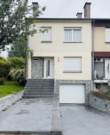 Maison jumelée  rénovée avec garage, terrasse et jardin à Niederkorn

JS Partners Immobilière vous propose cette agréable maison jumelée unifamiliale rénovée en 2025, située dans une rue calme et résidentielle de Niederkorn, à proximité immédiate des écoles, commerces, transports en commun et axes autoroutiers.

Implantée sur un terrain de 1,51 are (151 m²), la propriété dispose d'une terrasse de 15 m² ainsi que d'un jardin privatif d'environ 100 m², idéal pour profiter des beaux jours en famille.

Composition du bien

Rez-de-chaussée

- Hall d'entrée
- Spacieux séjour avec cuisine ouverte (28,50 m²)
- WC séparé
- Accès direct à la terrasse et au jardin

1er étage

- Hall de nuit
- Chambre 1 : 13,50 m²
- Chambre 2 : 11,45 m²
- Chambre / bureau / dressing : 7,95 m²
- Salle de douche

Sous-sol complet

- Garage
- Cave
- Buanderie
- Local technique
- Hall de cave

Combles

- Grenier d'environ 40 m² au sol, accessible par trappe

Caractéristiques techniques

- Maison rénové en 2025
- Chauffage au gaz
- Double vitrage PVC
- Volets électriques
- Toiture isolée
- Dalles en béton
- Garage privatif
- Terrasse de 15 m²
- Jardin privatif d'environ 100 m²

Informations complémentaires

Une maison idéale pour un jeune couple, une petite famille ou un investisseur recherchant un bien rénové, sans travaux à prévoir, dans un quartier recherché du sud du Luxembourg.

Surfaces et dimensions données à titre indicatif.

Pour plus d'informations ou pour organiser une visite, n'hésitez pas à nous contacter.

Moura Jemp
+352621216646