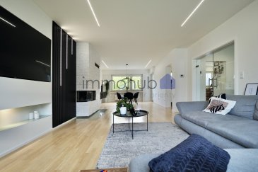 immohub, votre partenaire immobilier à Dudelange, a le plaisir de vous présenter cette spacieuse maison unifamiliale rénovée entre 2022 et 2024, libre de 3 côtés, construite en 1976, située à proximité directe du Centre Ville de Dudelange, sur un terrain de 1 ares 93 centiares.
Offrant une surface habitable de +/- 164 m², cette maison propose 3 chambres à coucher, un garage pour deux voitures , un living spacieux avec cheminée ouverte et un belle terrasse clôturée.
La maison se compose comme suit :

Rez-de-chaussée : (Hauteure sous-plafond : 2,48 m) 2023
-Hall d'entrée : 8,00 m²
-Hall d'escalier : 8,35 m²
-Local technique / Bureau : 8,00 m² -> Chaudière Viessmann 
-Buanderie : 10,60 m²  ->Accès terrasse 
-Garage pour deux voitures : 37,50 m² 
-Terrasse / Jardin : +/- 80 m2

R+1 : (Hauteure sous-plafond : 2,48 m) 2022
-Hall avec garde-robe sur mesure : 16,60 m² -> accès balcon et escalier jardin
-WC séparé : 2,10 m²
-Cuisine indépendante 13,70 m² -> Electroménagers MIELE
-Double séjour avec feu ouvert : 37,00 m²
-Balcon orienté sud +/- 9 m2 accessible via le séjour et la cuisine

R+2 : (Hauteure sous-plafond : 2,48 m) 2022
-Hall de nuit : 12,50 m²
-WC séparé : 1,40 m²
-Salle de douche avec douche italienne, lavabo double vasque : 6,00 m²
-Chambre I : 19,80 m²
-Chambre II : 23,00 m² avec garde-robe sur mesure
-Chambre III : 15,30 m²

Grenier aménagé accessible via trappe 2023 : 18,00  m²

Informations complémentaires :
-Année de construction : 1976
-Surface brute : +/- 238 m² / Surface habitable : +/- 164 m²
-Double vitrage PVC avec volets électriques
-Système d'alarme
-Orientation : Nord
-Chauffage au gaz - Chaudière Viessmann
-Dalles en béton
-13 Panneaux photovoltaïques 2024
-Porte de garage motorisée Hörmann
-Charges mensuelles : +/- 300 €
-Système RING
-Electroménagers MIELE
-A proximité de toutes commodités : Lycée, Piscine, Maison Relais, Centre Ville, Boulangeries, Gare etc.