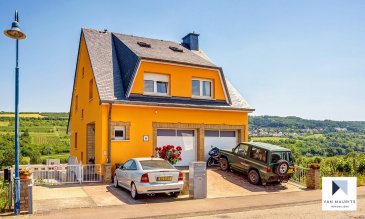 Située dans le village de Grevenmacher, avec vue imprenable sur la Moselle, cette maison datant de 1995 a connu plusieurs phases de rénovation, la plus importante ayant eu lieu en 2017. Elle se compose comme suit :

Le rez-de-chaussée s'ouvre sur un hall ± 10 m² desservant un séjour ± 26 m², une cuisine équipée ± 13 m², un wc séparé ± 2 m². La cuisine et le séjour donnent accès à une véranda isolée ± 18 m² profitant d'une vue sur la Moselle et ses alentours. Un garage pour deux voitures ± 29 m² complète ce niveau. 

Le 1er étage se compose d'un palier ± 10 m² desservant trois chambres de ± 16, 17 et 22 m², une salle de bain ± 13 m² et une salle de douche ± 6 m².

Les combles isolés et aménagés comprennent deux chambres de ± 25 et 16 m² ainsi qu'une salle de douche ± 5 m².

Le 1er sous-sol comprend un appartement indépendant avec accès privatif composé d'un hall d'entrée ± 7 m², d'un studio ± 26 m², d'une cuisine équipée ± 9 m² et d'une salle de douche ± 4 m². Ce niveau dispose également de plusieurs caves, d'une buanderie et d'un débarras, le tout sur une suface de ± 28 m². Une terrasse extérieure ± 16 m² complète ce niveau.

Le 2ème sous-sol (rez-de-jardin), se compose d'une cave ± 16 m² et de la chaufferie ± 25 m² (chaudière Buderus neuve (2017) et deux citernes à mazout de 2000 litres chacune).

Généralités :

- Maison en bon état ;
- Joli jardin soigné avec vue dégagée sur la Moselle ;
- Deux emplacements de parking à coté de la maison ;
- Proche de toutes commodités (gare, commerces, écoles, autoroute, ...).
