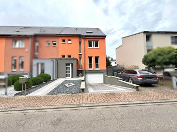 MANSO IMMO vous propose en exclusivité à Rumelange cette lumineuse et charmante maison de 5 chambres avec piscine. Erigée sur une parcelle de 3,65 ares dans un havre de paix proche de toutes commodités.
Cette demeure est parfaite pour toute famille aimant le confort et l'harmonie d'une maison.
Avec +-160 m2 habitables et 240m2 total idéalement divisés vous aurez une maison sur 4 niveaux.
Elle se compose comme suit :
Accédant à un spacieux hall / couloir d'entrée avec un coin mudroom nous y accédons au premier niveau de cette maison. Ce niveau rez-de-chaussée surélevé nous offre la pièce époustouflante de cette maison qui est sans aucun doute le salon / salle à manger avec accès à une terrasse idéalement exposée et au jardin / piscine. Vous bénéficiez d'une luminosité incroyable dans toute la maison mais surtout dans cette spacieuse pièce à vivre de +- 38m2 idéalement pour passer de beaux moments familiaux. La cuisine est fermée et entièrement équipée. Un WC séparé vient compléter ce niveau. Le tout accédant à une belle terrasse et à un jardin avec piscine ou toute la famille ou tout animal domestique y trouvera son bonheur quotidien.

Au premier étage de cette maison, le hall / couloir de nuit dessert toutes les pièces de ce niveau, une chambre parentale de +- 26m2 avec salle de douche privative (cabine de douche hammam, jets de massage, etc pour deux personnes), deux nouvelles chambres très spacieuses et surtout lumineuses ainsi qu'une salle de bains complète avec baignoire, WC et simple vasque s'ajoutent à ce niveau. 

A l'étage supérieur de cette maison vous bénéficiez d'un agencement exceptionnel offrant une opportunité unique et idéal à tout passionné ayant un hobby.  Arrivant par de vastes escaliers on accède au couloir de nuit qui nous offre deux vastes chambres avec espace de rangement intégrés et surtout une pièce loisir de 20m2. Actuellement aménagé en local de jeu avec coin bar et son espace de bureau, il pourra bien faire de salle de sport cinéma ou autre. 

La cave de cette maison vous offre des pièces avec une hauteur supérieure de 2,30m. On profite d'un espace buanderie, un local technique et de stockage, un WC séparé. Le même couloir nous donne accès aussi au garage fermé et au jardin avec piscine.

L'extérieur de cette demeure vous offre accès au garage fermé pouvant accueillir jusqu'à 2 voitures en enfilade. Deux emplacements de stationnement extérieur supplémentaires. La terrasse et le vaste jardin avec piscine son accessibles par trois endroits. La piscine offre un coin lounge et coin barbecue sur dalle en béton idéalement exposé afin de profiter de la famille et des amis.

Toutes les indications sont basées exclusivement sur les informations mises à notre disposition par nos clients. Nous n'assumons aucune garantie quant à l'exactitude et l'actualité de ces indications.

Les prix affichés s'entendent frais d'agence inclus de 3% + 17%TVA. Les honoraires d'agence sont à charge des vendeurs.

Pour plus d'informations, photos ou convenir d'un rendez-vous, vous pouvez nous contacter au :
352 24 51 33 79 info@mansoimmo.lu

MANSO IMMO bietet Ihnen exklusiv in Rumelange dieses helle und charmante Haus mit 5 Schlafzimmern und Pool. Es liegt auf einem Grundstück von 3,65 Ar in einer Oase der Ruhe in der Nähe aller Annehmlichkeiten.
Dieses Haus ist perfekt für jede Familie, die den Komfort und die Harmonie eines Hauses liebt.
Mit +-160 m2 Wohnfläche und 240 m2 Gesamtfläche, die ideal aufgeteilt sind, haben Sie ein Haus auf vier Ebenen.
Es setzt sich wie folgt zusammen:
Über eine geräumige Eingangshalle / Flur mit einer Mudroom-Ecke gelangen wir in die erste Ebene dieses Hauses. Diese erhöhte Erdgeschoss-Ebene bietet uns den atemberaubenden Raum dieses Hauses, der zweifellos das Wohn-/Esszimmer mit Zugang zu einer ideal gelegenen Terrasse und dem Garten/Pool ist. Sie profitieren von einer unglaublichen Helligkeit im ganzen Haus, aber vor allem in diesem geräumigen Wohnbereich von +- 38m2, der ideal für schöne Familienmomente ist. Die Küche ist geschlossen und komplett ausgestattet. Ein separates WC vervollständigt diese Ebene. Das Ganze hat Zugang zu einer schönen Terrasse und einem Garten mit Pool, wo die ganze Familie oder ein Haustier ihr tägliches Glück finden wird.

Im ersten Stock dieses Hauses führt der Flur zu allen Zimmern auf dieser Ebene, ein Elternschlafzimmer von +- 26m2 mit eigenem Duschbad (Hamam-Duschkabine, Massagedüsen usw. für zwei Personen), zwei neue, sehr geräumige und vor allem helle Schlafzimmer sowie ein komplettes Badezimmer mit Badewanne, WC und Waschbecken kommen auf dieser Ebene hinzu. 

Im Obergeschoss dieses Hauses profitieren Sie von einer außergewöhnlichen Raumaufteilung, die eine einzigartige Gelegenheit bietet und ideal für jeden Liebhaber mit einem Hobby ist.  Über eine breite Treppe gelangt man in den Nachtflur, der uns zwei große Schlafzimmer mit integriertem Stauraum und vor allem einen 20 m2 großen Freizeitraum bietet. Dieser Raum ist derzeit als Spielzimmer mit Bar und Bürofläche eingerichtet und kann auch als Fitnessstudio oder Kino genutzt werden. 

Der Keller dieses Hauses bietet Ihnen Räume mit einer Höhe von 2,30m. Es gibt eine Waschküche, einen Technik- und Lagerraum und eine separate Toilette. Über denselben Flur haben wir auch Zugang zur geschlossenen Garage und zum Garten mit Pool.

Der Außenbereich dieses Hauses bietet Ihnen Zugang zur geschlossenen Garage, in der bis zu zwei Autos in Reihe untergebracht werden können. Zwei weitere Außenparkplätze stehen zur Verfügung. Die Terrasse und der große Garten mit Pool sind von drei Seiten zugänglich. Der Pool bietet einen Loungebereich und einen Grillbereich auf Betonplatten in idealer Lage, um Familie und Freunde zu treffen.

Alle Angaben basieren ausschließlich auf den Informationen, die uns von unseren Gästen zur Verfügung gestellt wurden. Wir übernehmen keine Gewähr für die Richtigkeit und Aktualität dieser Angaben.

Die angezeigten Preise verstehen sich inklusive Maklergebühren von 3% + 17%MwSt. Die Maklergebühren sind von den Verkäufern zu tragen.

Für weitere Informationen, Fotos oder um einen Termin zu vereinbaren, kontaktieren Sie uns bitte unter :
352 24 51 33 79 info@mansoimmo.lu

MANSO IMMO offers you this bright and charming 5-bedroom house with swimming pool in Rumelange. Set on a 3.65-acre plot in a haven of peace close to all amenities.
This home is perfect for any family looking for comfort and harmony.
With +-160 m2 of living space and 240m2 of total floor area, the house is ideally divided over 4 levels.
It is composed as follows:
A spacious entrance hall / corridor with a mudroom area leads to the first level of this house. This elevated first floor level offers us the breathtaking room of this house, which is undoubtedly the living/dining room with access to an ideally exposed terrace and the garden/pool. You'll enjoy unbelievable luminosity throughout the house, especially in this spacious living room of +- 38m2, ideal for family gatherings. The kitchen is enclosed and fully equipped. A separate toilet completes this level. All of this leads onto a lovely terrace and garden with swimming pool, where the whole family or any pets will find daily happiness.

On the second floor of this house, the night hall / corridor leads to all the rooms on this level, a master bedroom of +- 26m2 with private shower room (hammam shower cubicle, massage jets, etc. for two people), two new very spacious and above all bright bedrooms and a bathroom complete with bath, WC and single washbasin are added to this level. 

On the upper floor of this house, you'll benefit from an exceptional layout offering a unique and ideal opportunity for any enthusiast with a hobby.  Large staircases lead up to the night hallway, which offers two large bedrooms with built-in storage and, above all, a 20m2 hobby room. Currently used as a games room with bar area and office space, it could also be used as a cinema or other sports room. 

The cellar of this house offers rooms with a height of 2.30m. There's also a laundry area, a technical and storage room, and a separate toilet. The same corridor also gives access to the closed garage and the garden with swimming pool.

The exterior of this home offers access to the closed garage, which can accommodate up to 2 cars in a row. Two additional outdoor parking spaces. The terrace and vast garden with swimming pool are accessible from three points. The pool offers a lounge and barbecue area on a concrete slab, ideally exposed for enjoying family and friends.

All details are based exclusively on information provided by our customers. We accept no liability for the accuracy or up-to-dateness of these details.

Prices shown include 3% agency fee + 17% VAT. Agency fees are payable by the seller.

For further information, photos or to arrange an appointment, please contact us on :
352 24 51 33 79 info@mansoimmo.lu