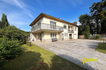 Nouveauté proche gare .  Très beau potentiel à développer, magnifique maison des années 70, avec plus de 200 m2 de surface habitable, ascenseur, possibilité d'un local professionnel avec accès indépendant. Pièce à vivre donnant accès sur terrasse surélevée avec vue sur jardin et forêt, actuellement 4 chambres, bureaux, deux salles de bain, deux grands garages avec nombreux stationnements en l'extérieur, magnifique verger avec puits sur l'arrière de la maison.
 Les informations sur les risques auxquels ce bien est exposé sont disponibles sur le site Géorisques : www.georisques.gouv.fr