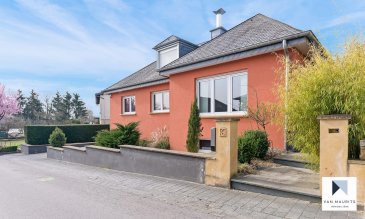 Située dans une rue calme et sans issue (zone 30 km/h) à Aspelt, non loin de l’accès autoroutier vers Luxembourg-ville et proche de la commune thermale de Mondorf-les-Bains, cette spacieuse maison construite en 1976 a complètement été rénovée entre 2009 et 2012 et les propriétaires actuels ont toujours veillé à ce que le style d'origine soit préservé.

Bâtie sur un terrain de 5ar23ca orienté sud-ouest, elle offre une surface habitable de ± 196 m² pour une surface totale de ± 289 m². Dotée de nombreux attraits qui devraient faire le bonheur d’une famille, la maison se compose comme suit :

Au rez-de-chaussée, la porte d’entrée s’ouvre sur un hall ± 5 m² desservant, à sa gauche l’espace de vie agencée en open-space de ± 60 m² organisé en trois zones : salon avec cheminée, salle à manger et cuisine ouverte épurée et tout équipée (style contemporain, équipement Siemens, plan de travail en granit, nombreux tiroirs et rangements). Orienté ouest-est, cet espace profite d’une belle luminosité et d’une vue sur le jardin à l’arrière de la maison. Une porte-fenêtre permet d’accéder à la terrasse ± 14 m² exposée sud-ouest à l’arrière de la maison et qui surplombe le jardin clôturé ± 210 m², accessible par un escalier.

A droite du hall d'entrée, un palier dessert la partie nuit composée de deux chambres de ± 10 et 13 m, d’une salle de bain ± 9 m² (baignoire, douche à l’italienne, 2 lavabos, sèche-serviettes, wc suspendu et armoire encastrée) ainsi que d’un wc séparé ± 2 m².

Au 1er étage, un hall-couloir ± 9 m² dessert un bureau ±7 m² ainsi la chambre parentale ± 13 m² avec dressing en suite.

Le rez-de-jardin se compose d'une salle de sport/hobbies ± 40 m² avec fenêtres, d'une buanderie-chaufferie ± 12 m², d'une réserve ± 10 m² et d’un double garage de ± 19 m².

A l'extérieur, la terrasse précède le superbe jardin ± 210 m² orienté sud-ouest sans vis-à-vis direct. Celui-ci, plat et clôturé, est raccordée à l’électricité et à l’eau. Trois emplacements de parking longeant le côté de la maison complètent cette offre.

Détails complémentaires:

• Maison en bon état et aux finitions/matériaux de qualité ; rénovée en 2009 et 2012;
• Châssis pvc-aluminium, triple/double vitrage ; volets électriques et 
marquise ;
• Sanitaires haut de gamme Villeroy & Boch et Geberit;
• Chaudière au gaz/mazout chauffage par radiateurs ; cheminée au feu de bois;
• Situation recherchée, environnement calme et verdoyant ; à proximité de Bettembourg et Mondorf-les-Bains
• Proche de toutes commodités : commerces, restaurants, axes autoroutiers, transports en commun (arrêt de bus à 100 m);
• Belles promenades dans les alentours (forêt).

Agent responsable: Florian Apolinario
Mobile: +352 691 110 397
E-mail: florian@vanmaurits.lu