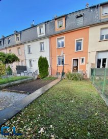 Maison unifamiliale spacieuse à Esch/Alzette ? Quartier résidentiel (proximité Nonnewissen)

Nous vous proposons en exclusivité cette belle maison unifamiliale, lumineuse et bien agencée, située dans un quartier calme et recherché d'Esch/Alzette.

Avec une surface totale de 210 m² dont environ 157 m² habitables, elle se compose comme suit :

Rez-de-chaussée : hall d'entrée, WC séparé, salon, cuisine équipée avec accès à la terrasse et au jardin.
1er étage : salle de douche, deux chambres à coucher.
2? étage : trois chambres à coucher.
Grenier : isolé et aménagé.
Sous-sol : cave, chaufferie, buanderie et garage.

La propriété dispose également d'un deuxième garage accessible par le jardin, dans la rue parallèle.

Cette maison, en bon état général, offre un cadre de vie  idéal pour une famille à la recherche de confort et de tranquillité, dans une zone 30 paisible, tout en restant proche des commodités :

- Aires de jeux, crèches, écoles et lycées à proximité
- Arrêt de bus, accès rapide vers Belval et Luxembourg-Ville
- Commerces, cabinet médicaux, pharmacie et hôpital à quelques minutes

Disponible immédiatement.
N'hésitez pas à demander une visite des lieux!

Les frais d'agence sont inclus dans le prix de vente et à charge du vendeur.
Pour toute visite ou information complémentaire, contactez-nous au 26 53 41, ou Mme Veigas au 621 505 621 / cristina.veigas@cl-immo.lu