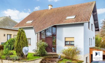 Cette maison libre de quatre côtés, construite en 1993 sur un terrain de 10,95 ares, se situe au calme dans une zone résidentielle, à distance de 8 min. à pied de la gare de Kayl.

Elle se compose comme suit :

Au rez-de-chaussée : d’une entrée cathédrale de ± 18,5 m² qui conduit au salon/salle à manger de ± 50 m² (avec cheminée) s’ouvrant sur une terrasse de ± 20m² orientée à l’ouest ; d’une cuisine équipée de 20 m² avec un cellier de ± 3 m² ; d’une chambre de ± 11m² et d’un wc séparé.

Au 1er étage : d’un palier de ± 12 m² qui dessert 4 chambres de ± 10, 16, 17 et 17 m² ; d’une salle de bain de ± 14 m² (baignoire, deux lavabos, douche, wc).

Un grenier non aménagé, ni isolé de ± 40 m² sert comme espace de rangement accessible par une trappe.

Au sous-sol : d’un double garage (côte à côte) de ± 40 m² avec porte électrique ; d’ une buanderie de ± 13 m² ; d’une chaufferie de ± 13 m² (cuve à mazout de 3000 l) ; d’une pièce de ± 15 m² prévue pour l’installation d’un sauna et d’une cave de ± 13 m².

Le jardin plat est agrémenté par une grande pelouse et des arbres.

Généralités :

• Maison spacieuse dans la verdure et au calme ;
• Maison libre de quatre côtés ; 
• Cheminée ;
• Rafraichissement à prévoir ;
• Chaudière à mazout Buderus de 1993 ;
• Double garage, carport, deux emplacements de parking.

Agent responsable : Katia Gravière au 661 33 29 82 ou katia@vanmaurits.lu
